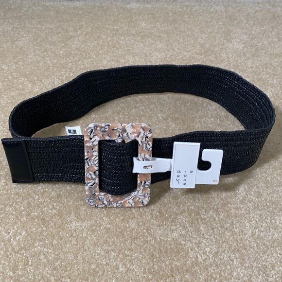 Women’s Stretchy Black Belt with Cool Buckle Size S NWT - Picture 1 of 3